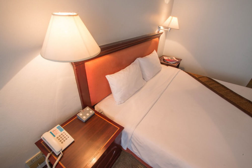Tai Pan Hotel - Sha Plus Certified Бангкок Екстер'єр фото
