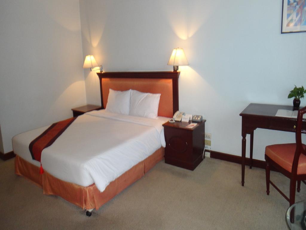 Tai Pan Hotel - Sha Plus Certified Бангкок Екстер'єр фото